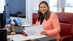 Finanzstadträtin Barbara Novak sitzt an den Zahlen. 