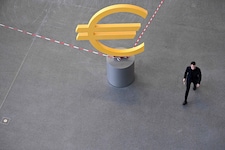 Zwischen Kriegen, Klima, Konkurrenz: Sturmwarnung für das Finanzsystem