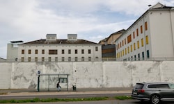 Hinter steirischen Gefängnismauern – im Bild die JA Graz-Karlau – brodelt es. Die Wachebeamten ...