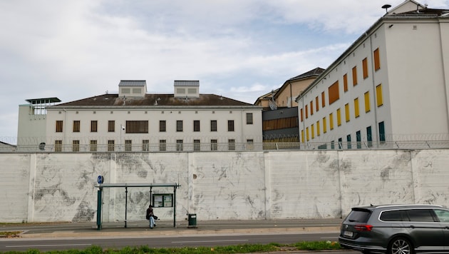 Hinter steirischen Gefängnismauern – im Bild die JA Graz-Karlau – brodelt es. Die Wachebeamten ...