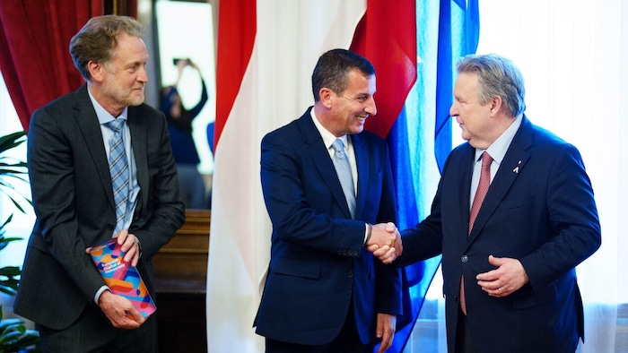 Ludwig und Piteira Lopes mit dem Diplomaten Helfried Carl (links), von dem die Initiative für ...