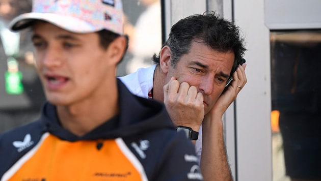Webber (rechts) steht mit Piastri im Schatten von Lando Norris (links)