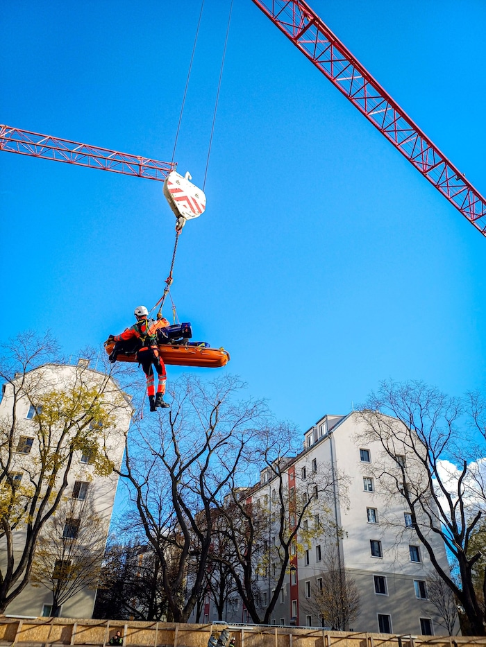 Spektakuläre Bergung auf einer Baustelle in Wien-Meidling mithilfe eines Baustellenkrans.
