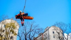 Ein 34-jähriger Arbeiter ist am Dienstag auf einer Baustelle vier bis fünf Meter in eine Grube ...