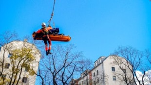 Ein 34-jähriger Arbeiter ist am Dienstag auf einer Baustelle vier bis fünf Meter in eine Grube ...