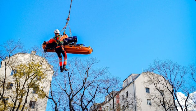 Ein 34-jähriger Arbeiter ist am Dienstag auf einer Baustelle vier bis fünf Meter in eine Grube ...