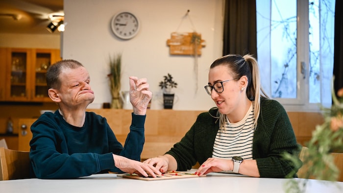 Günter (60) beim Holzpuzzle-Spielen mit Betreuerin Julia.