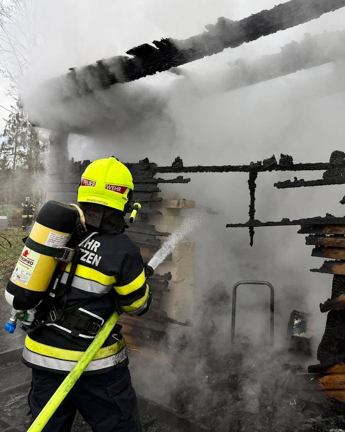 Die Feuerwehr Peratschitzen und Kühnsdorf konnten den Vollbrand löschen.