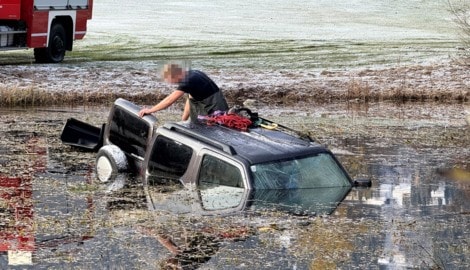 Die Feuerwehr musste das Fahrzeug bergen.