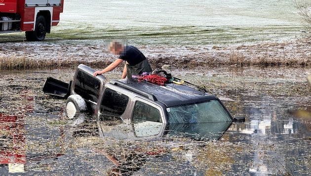 Die Feuerwehr musste das Fahrzeug bergen.
