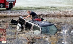 Die Feuerwehr musste das Fahrzeug bergen.