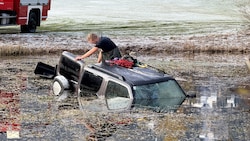 Die Feuerwehr musste das Fahrzeug bergen.