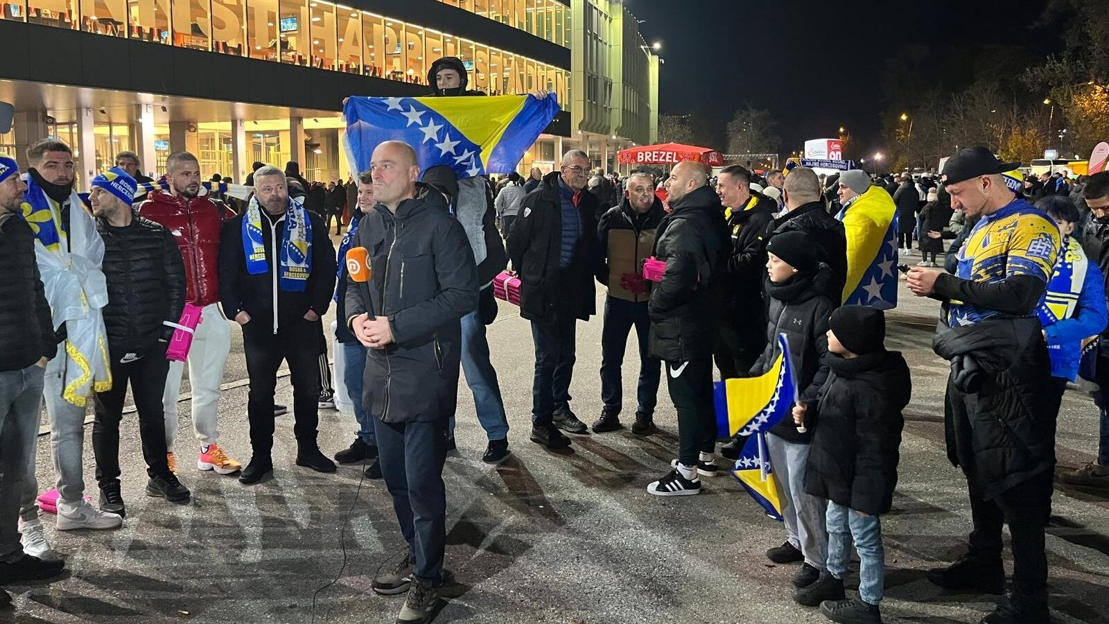 Mittlerweile stehen schon viele Fans vor dem Stadion!