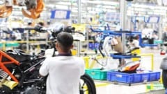 Bajaj Auto hat fünf Produktionswerke in Indien. Die Beschäftigten arbeiten dort an sechs Tagen ...