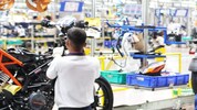 Bajaj Auto hat fünf Produktionswerke in Indien. Die Beschäftigten arbeiten dort an sechs Tagen ...