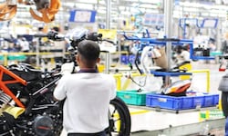 Bajaj Auto hat fünf Produktionswerke in Indien. Die Beschäftigten arbeiten dort an sechs Tagen ...