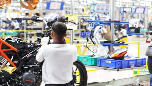 Bajaj Auto hat fünf Produktionswerke in Indien. Die Beschäftigten arbeiten dort an sechs Tagen ...