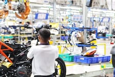 Bajaj Auto hat fünf Produktionswerke in Indien. Die Beschäftigten arbeiten dort an sechs Tagen ...