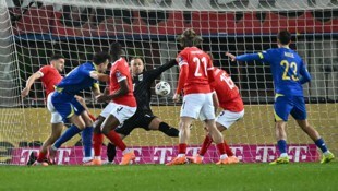 Haris Tabakovic (li.) köpfelte zum 1:0 für Bosnien ein. 