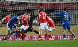 Haris Tabakovic (li.) köpfelte zum 1:0 für Bosnien ein. 