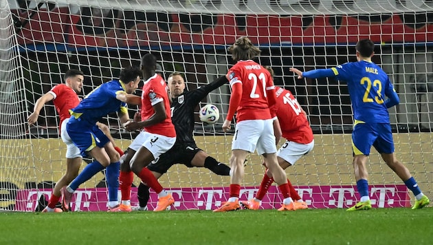 Haris Tabakovic (li.) köpfelte zum 1:0 für Bosnien ein.