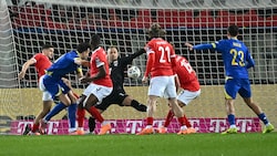 Haris Tabakovic (li.) köpfelte zum 1:0 für Bosnien ein. 