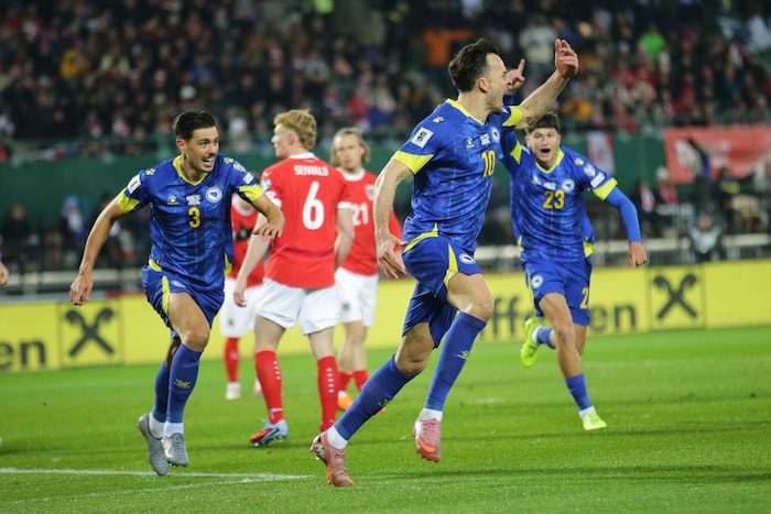 Haris Tabakovic (Nummer 10) jubelt.