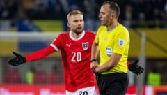 Konrad Laimer kann – wie viele Österreich-Fans – die Entscheidung des Unparteiischen nicht ...