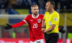 Konrad Laimer kann – wie viele Österreich-Fans – die Entscheidung des Unparteiischen nicht ...
