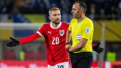 Konrad Laimer kann – wie viele Österreich-Fans – die Entscheidung des Unparteiischen nicht ...