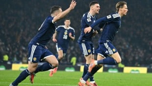 Schottland siegt spät gegen Dänemark und fährt 2026 zur WM.