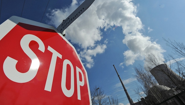 Isar 2 war eines der letzten deutschen Atomkraftwerke – nun führte ein herabfallendes Metallteil ...