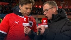 Teamchef Ralf Rangnick (rechts) hatte wieder einen besonderen Glücksbringer für seine ...
