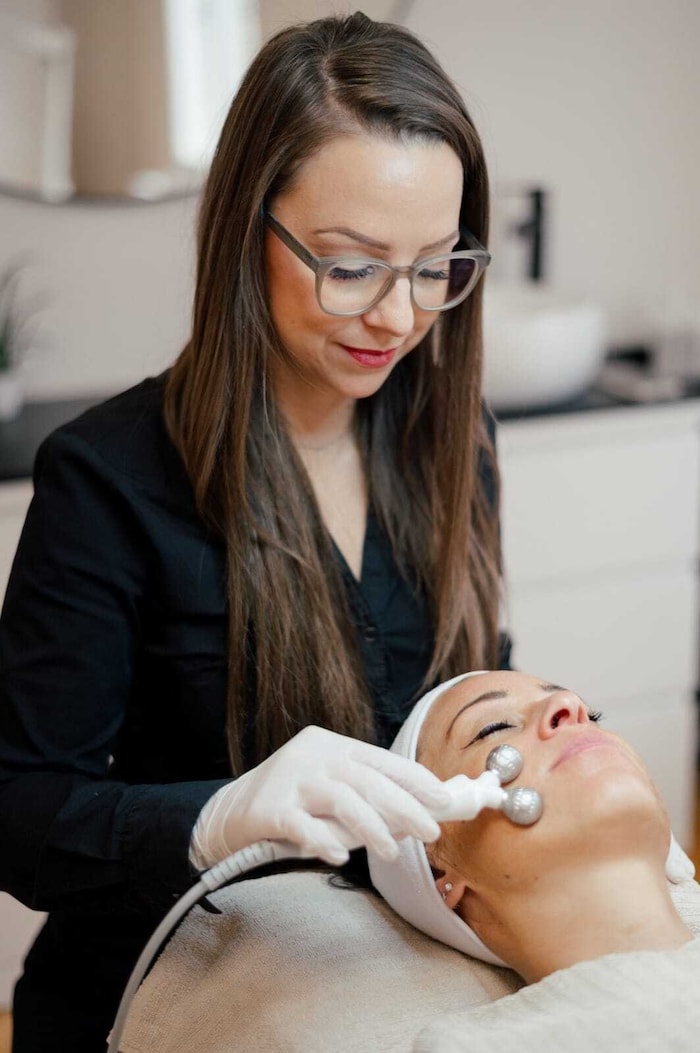 Die Kosmetikerin setzt auf die neuesten Kosmetikangebote.