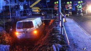 Der Lenker musste von der Feuerwehr befreit werden.