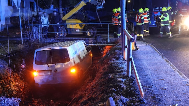Der Lenker musste von der Feuerwehr befreit werden.