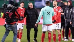 David Alaba scherzt mit Koni Laimer, Teamchef Ralf Rangnick ist stolz auf seine Jungs: ...