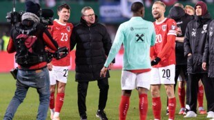 David Alaba scherzt mit Koni Laimer, Teamchef Ralf Rangnick ist stolz auf seine Jungs: ...
