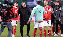 David Alaba scherzt mit Koni Laimer, Teamchef Ralf Rangnick ist stolz auf seine Jungs: ...