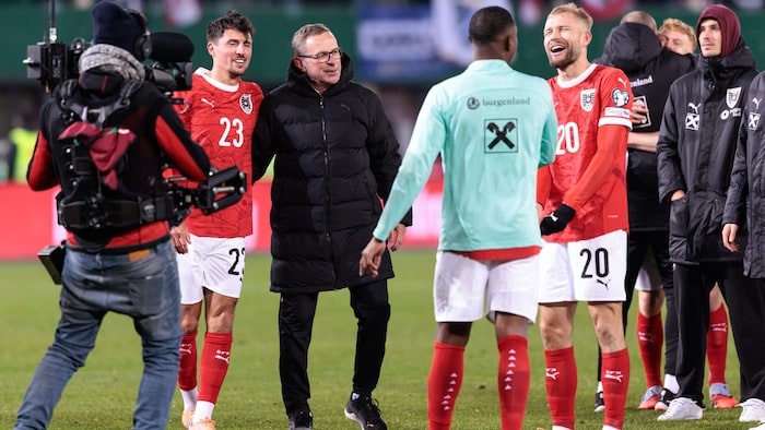 David Alaba scherzt mit Koni Laimer, Teamchef Ralf Rangnick ist stolz auf seine Jungs: ...