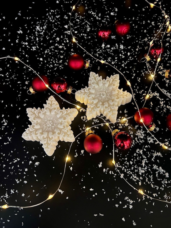 Passend zur Adventzeit fertigt Christina Gutzelnigg Weihnachtskerzen an