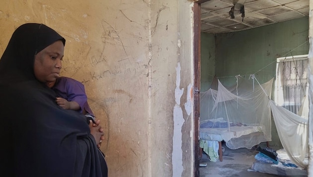 Die Ehefrau des getöteten Vize-Schulleiters steht vor dem Raum, in dem ihr Mann getötet wurde.