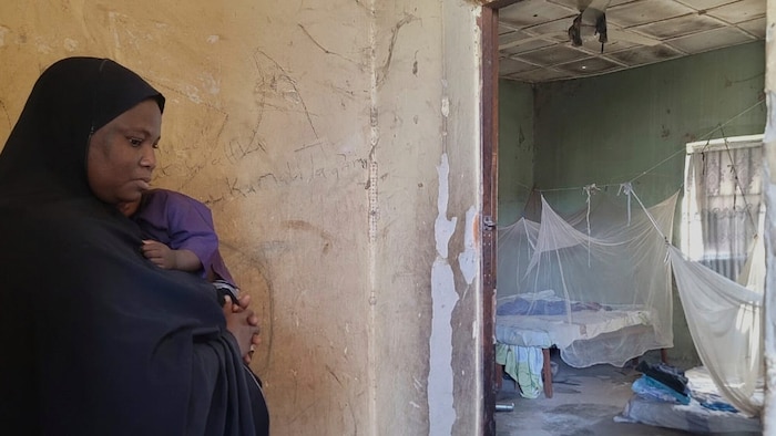 Die Ehefrau des getöteten Vize-Schulleiters steht vor dem Raum, in dem ihr Mann getötet wurde.