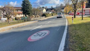 Anwohner der Köstenberger Straße in Velden fordern Tempo 30 im Bereich der Eishalle.