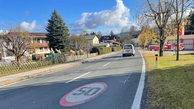 Anwohner der Köstenberger Straße in Velden fordern Tempo 30 im Bereich der Eishalle.