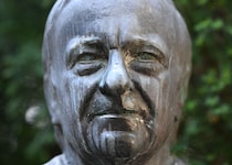 Hermann Gmeiner-Denkmal in Wien: Auch dort wird derzeit darüber nachgedacht, wie mit dem ...