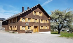 Auch am Geburtshaus von Hermann Gmeiner wurde eine Gedenktafel angebracht. 