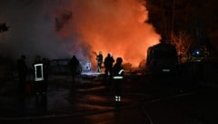 Die ukrainische Feuerwehr versucht verzweifelt, die Brände in Charkiw zu löschen.