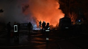 Die ukrainische Feuerwehr versucht verzweifelt, die Brände in Charkiw zu löschen.