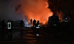 Die ukrainische Feuerwehr versucht verzweifelt, die Brände in Charkiw zu löschen.
